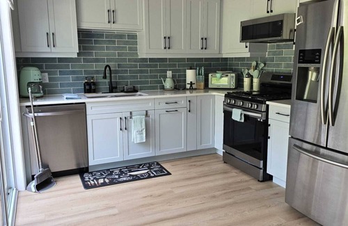 Port Stanley House | Relax house a few minutes from Port Stanley beach, with hot tub and game room