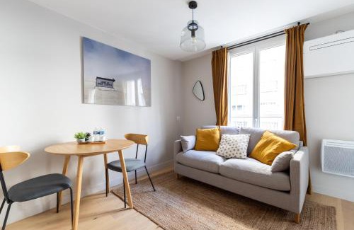 Parc-de-Montsouris Apartment | Relax in a Contemporary Designer Apartment
