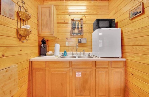 Gatlinburg - Pigeon Forge House | Cozy Mountain Cabin Retreat in Gatlinburg, Rated 9.4/10