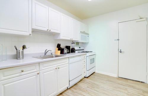 Crystal City Apartment | Relax in Apt Close to Highlight Landmarks