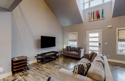 Lakeside House | Unwind at Lakeside with Family and Pets Welcome