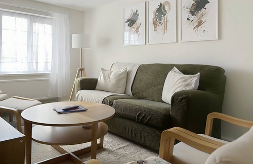 Leicester Apartment | Relax in Leicester: Family-Friendly Stay with Pool & Breakfast