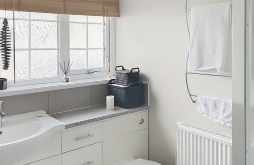 Leicester Apartment | Relax in Leicester: Family-Friendly Stay with Pool & Breakfast