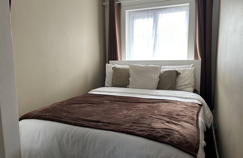 Leicester Apartment | Relax in Leicester: Family-Friendly Stay with Pool & Breakfast