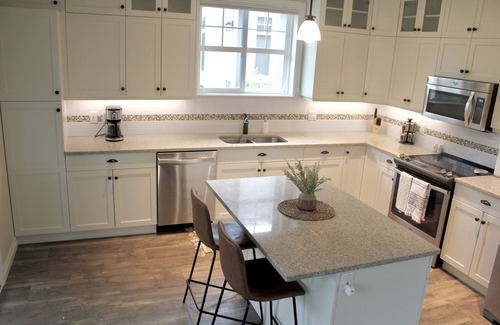 Okanagan-Similkameen House | Experience Serenity at the Cottages with Ocean Views