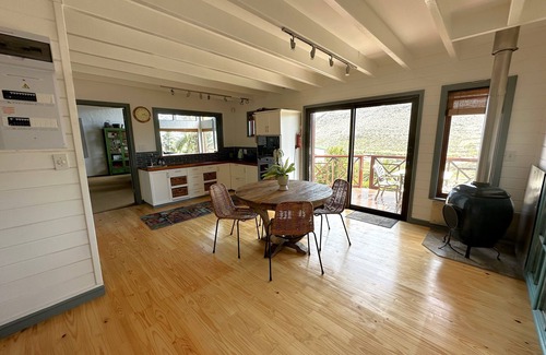Fish Hoek Cabin | Relax in a Beautiful Mountainside Cabin Near the Beach