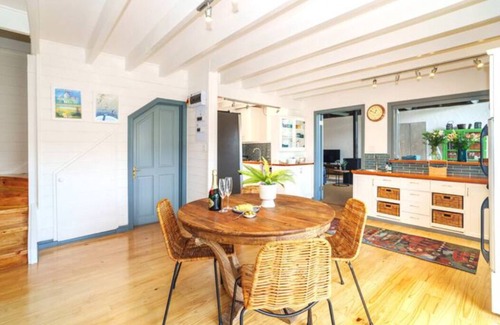 Fish Hoek Cabin | Relax in a Beautiful Mountainside Cabin Near the Beach