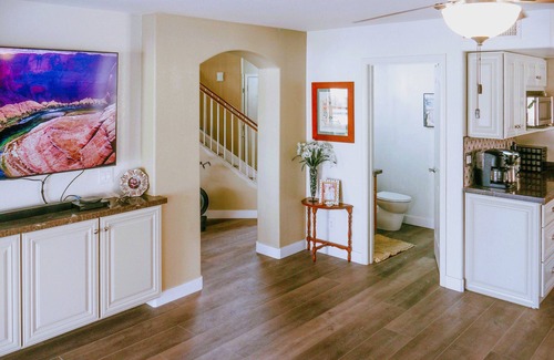 Avondale House | Indulge in a Relaxing Getaway with Hot Tub & Ocean View