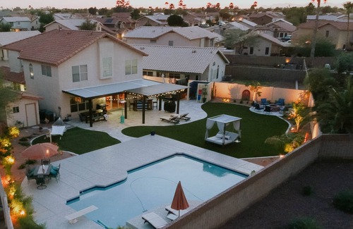 Avondale House | Indulge in a Relaxing Getaway with Hot Tub & Ocean View