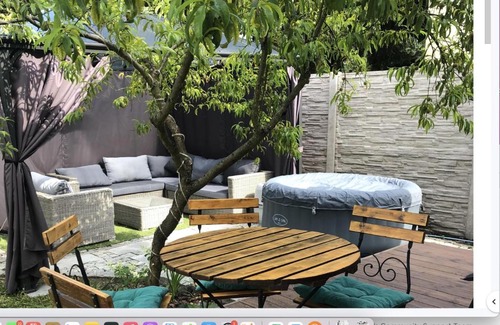 Prisovice House | Relax in a Beautiful Garden House with Hot Tub Access