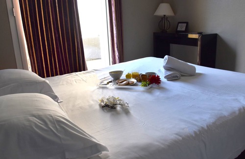 Sanary-sur-Mer Hotel | Relax in Style: Hotel with Private Parking Near the Ocean