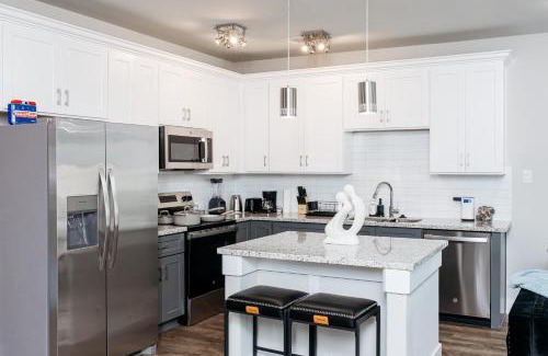 Southeast Houston House | Relax in Style - Open-Plan 3BR Lounge near NRG Stadium, Downtown, Medical Center, Private Backyard