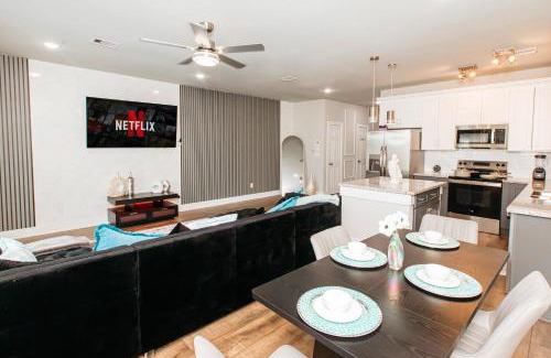 Southeast Houston House | Relax in Style - Open-Plan 3BR Lounge near NRG Stadium, Downtown, Medical Center, Private Backyard