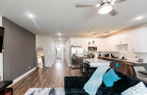 Southeast Houston House | Relax in Style - Open-Plan 3BR Lounge near NRG Stadium, Downtown, Medical Center, Private Backyard