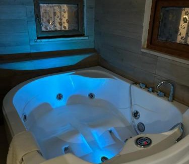 Naples Bed & Breakfast | Relax in a Cozy Suite with Hot Tub & Breakfast Included