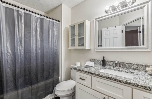 Reynoldsburg House | Unwind in the Berg: Pet-Friendly Stay with Spa & Hot Tub