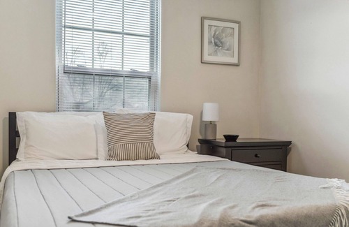Reynoldsburg House | Unwind in the Berg: Pet-Friendly Stay with Spa & Hot Tub