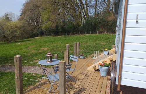 West Buckland Cabin | Experience Comfort at The Old Rose Shepherd Hut with Hot Tub