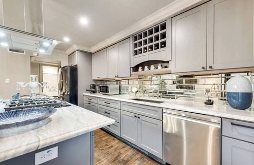 Peak's Suburban Addition Condo | Charming 1-Bedroom Condo with Hot Tub in Central Dallas
