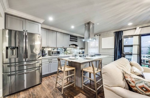 Peak's Suburban Addition Condo | Charming 1-Bedroom Condo with Hot Tub in Central Dallas