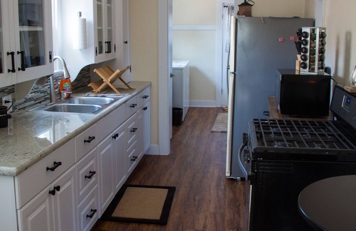 San Luis Obispo Cottage | Discover a Newly Renovated Downtown Cottage with Spa Access