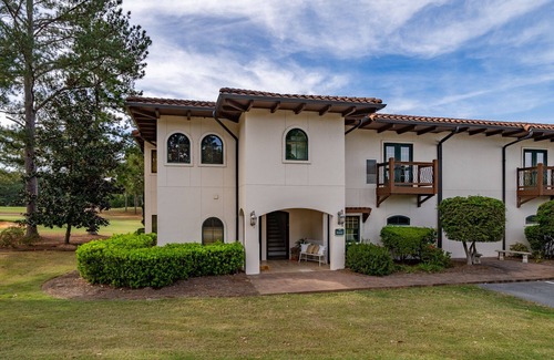 Lake Oconee Apartment | Unwind with Golf Course Views and Premium Spa Amenities