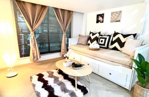 Talat Yot Apartment | Discover Comfort at Grand Palace: Child-Friendly Retreat