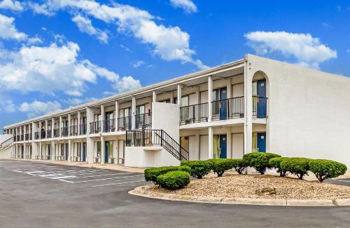 Summit Station Hotel | Budget-Friendly Stay at Motel 6 in Columbus, OH