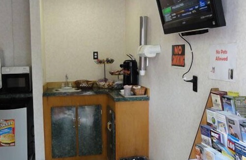 Big Flats Airport Hotel | Budget-Friendly Relax Inn Elmira with Breakfast Included