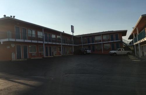 Fort Worth Hotel | Budget-Friendly Relax Inn Forth Worth with Pool Access