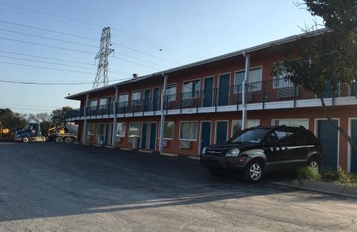 Fort Worth Hotel | Budget-Friendly Relax Inn Forth Worth with Pool Access