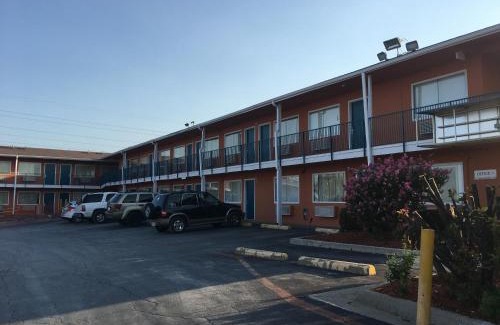 Fort Worth Hotel | Budget-Friendly Relax Inn Forth Worth with Pool Access