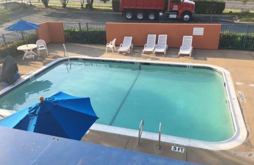 Fort Worth Hotel | Budget-Friendly Relax Inn Forth Worth with Pool Access