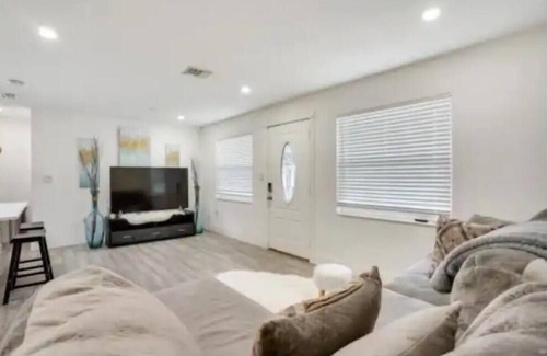 Sebring House | Pet-Friendly Relax Inn with Spa and Hot Tub Amenities