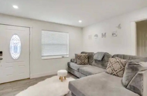 Sebring House | Pet-Friendly Relax Inn with Spa and Hot Tub Amenities
