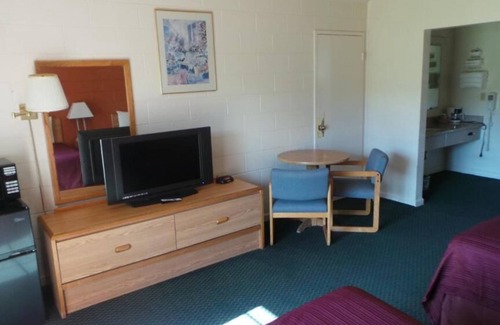 Yreka Hotel | Budget-Friendly Stay at Relax Inn of Yreka with Pool & Breakfast
