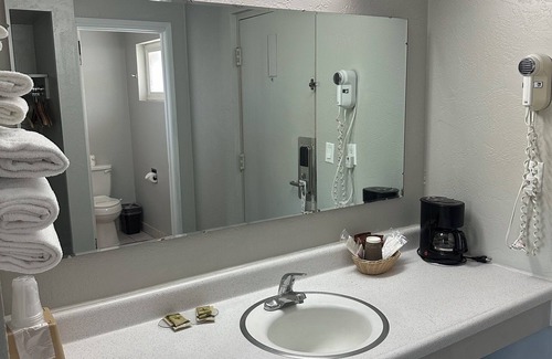 Yreka Hotel | Budget-Friendly Stay at Relax Inn of Yreka with Pool & Breakfast