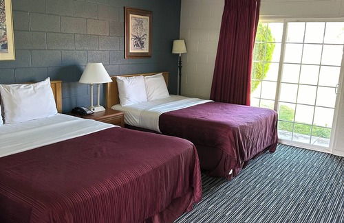 Yreka Hotel | Budget-Friendly Stay at Relax Inn of Yreka with Pool & Breakfast