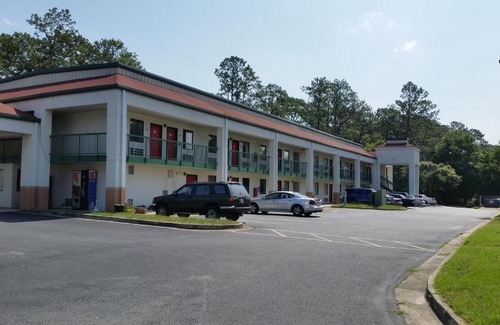 Albany Hotel | Budget-Friendly Stay at Relax Inn with Child-Friendly Amenities