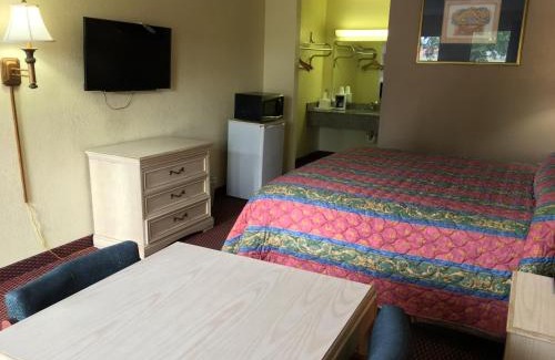 Albany Hotel | Budget-Friendly Stay at Relax Inn with Child-Friendly Amenities