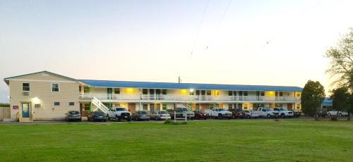 Streator Hotel | Budget-Friendly Relax Inn: Pet Friendly & Family Amenities