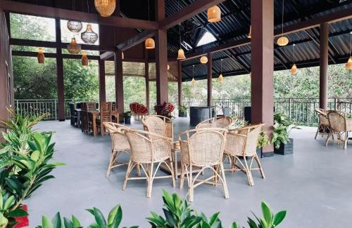 Kataragama Hotel | Serene Lake View Resort: 5-Star Stay with Pet-Friendly Options