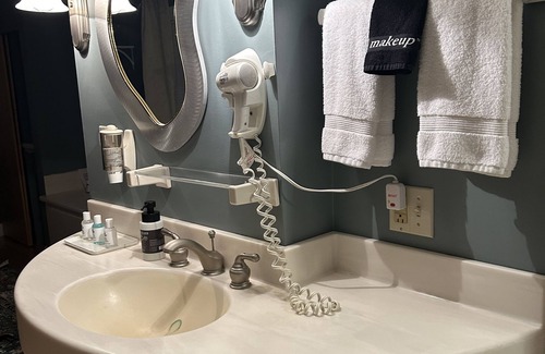 Sparta House | Queen Suite in Yellow House with Spa and Hot Tub