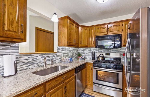 Manteno House | Indulge in Comfy King Beds & High-Speed Internet