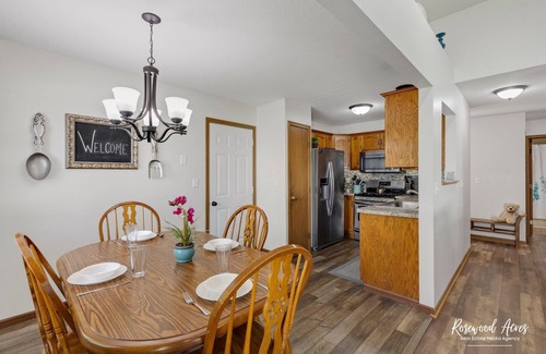 Manteno House | Indulge in Comfy King Beds & High-Speed Internet