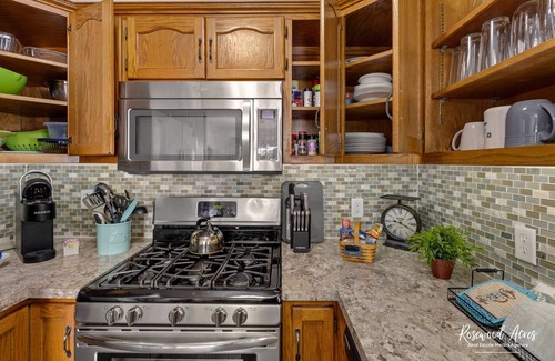 Manteno House | Indulge in Comfy King Beds & High-Speed Internet
