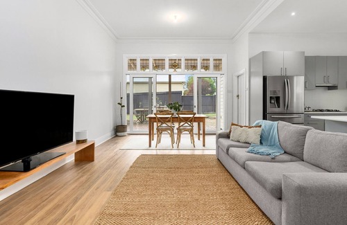 East Geelong House | Unwind at Relax On Orchard: Rated 10/10 with Hot Tub & Breakfast