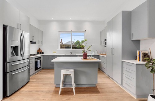 East Geelong House | Unwind at Relax On Orchard: Rated 10/10 with Hot Tub & Breakfast