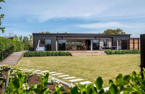 Martinborough House | Unwind at Relax on the Deck, Martinborough - Top Rated Stay