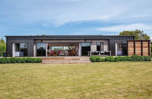 Martinborough House | Unwind at Relax on the Deck, Martinborough - Top Rated Stay